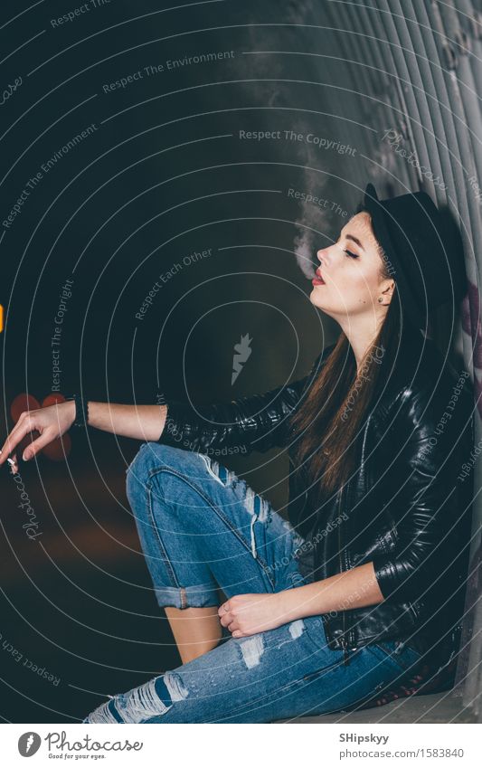 Junges Mädchen, das auf dem Boden und dem Rauche sitzt Stil Gesicht Schminke Mensch Frau Erwachsene Arme Hand Nebel Stadt Straße PKW Mode Hut Denken stehen