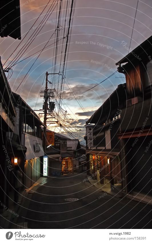 Es dämmert in Kyoto Dämmerung Stadt alt Japan Asien Wege & Pfade Straße Ladengeschäft Abend Himmel Sonnenuntergang leer Wolken Tradition