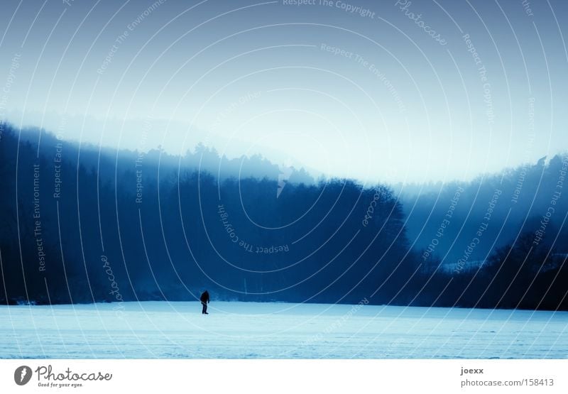 Einsame Runden Einsamkeit Berge u. Gebirge blau Eis Eisfläche Schlittschuhlaufen Eiszeit fremd Himmel Mensch Schnee See Winter gefroren Spielen