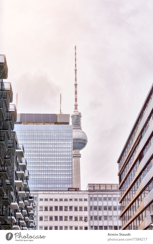 Versteckt Wolken Herbst Winter schlechtes Wetter Berlin Hauptstadt Stadtzentrum Haus Turm Bauwerk Gebäude Architektur Sehenswürdigkeit Wahrzeichen