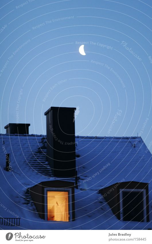 warmes plätzchen Mond Nacht Dach Schornstein Fenster Gegenteil kalt Wärme Mondschein Schnee Beleuchtung erleuchten Winter Himmelskörper & Weltall