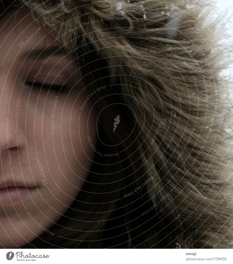 einfach mal durchatmen. Gesicht Hälfte Junge Frau Haut Schneefall Winter kalt braun geschlossene Augen Bekleidung Fell vermummen Inuit