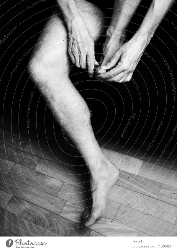 Fußpflege Innenaufnahme Tag Starke Tiefenschärfe Zentralperspektive Körperpflege Sofa Handwerk Schere Mensch maskulin Mann Erwachsene Beine 1 45-60 Jahre