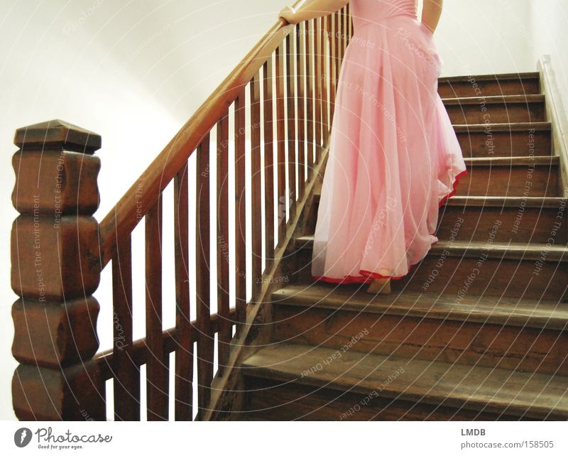Dornröschen auf dem Weg ins Turmzimmer Prinzessin Märchen Kleid Romantik Treppe aufsteigen Frau geheimnisvoll schön Anmut Wunschtraum Leiter schleichen gehen