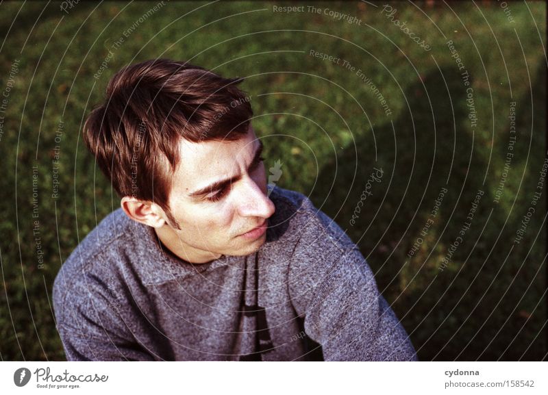 Individualist Mensch Mann Jugendliche Porträt Gesicht Wiese Garten ernst Denken Gedanke Gefühle Schatten Charakter Konzentration schön