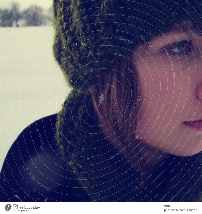 1. ich mag den Winter... Gesicht Hälfte Junge Frau Schal Mütze Schneefall kalt Seite Jugendliche vermummen Schneeflocke Flocke