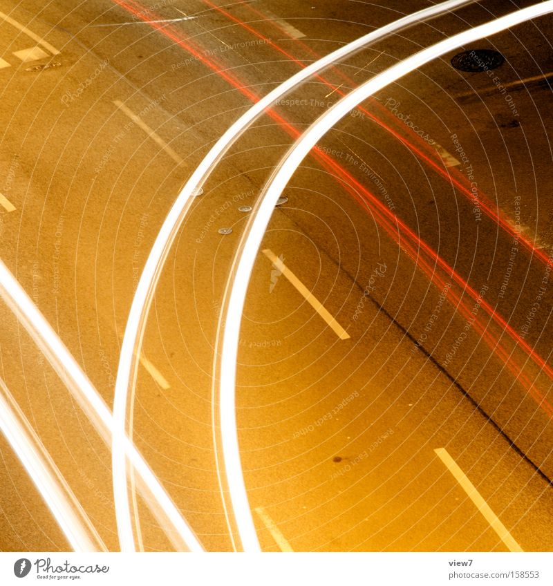 Kurvenfahrt fahren Licht KFZ Verkehr Straßenkreuzung Wegkreuzung abbiegen Streifen Lichterscheinung glänzend Farbe Nacht Seitenstraße Verkehrswege