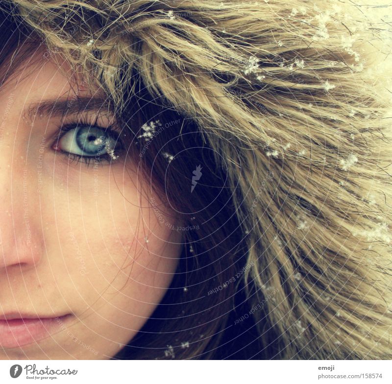 2. ich mag den Winter... Gesicht Hälfte Junge Frau Schneefall kalt Seite hell Schneeflocke Flocke Fell vermummen Auge Inuit
