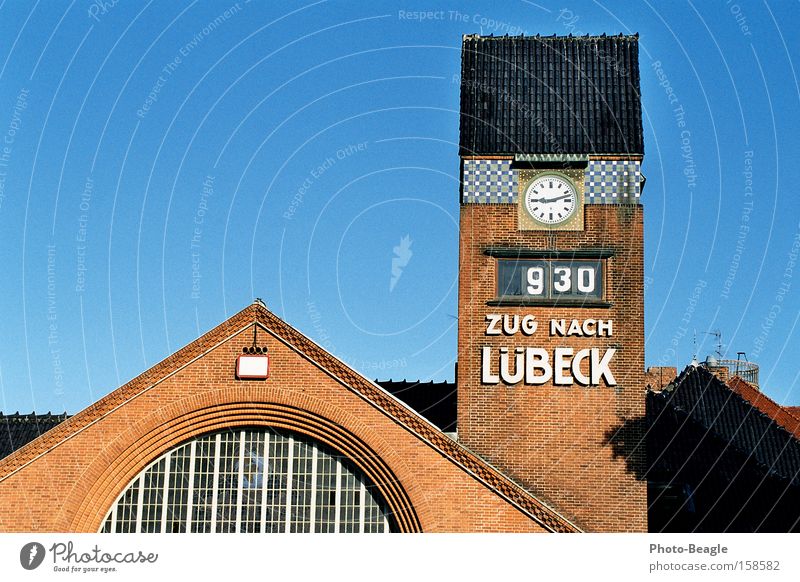 Zug nach Lübeck Travemünde Bahnhof Eisenbahn Turm Uhr Turmuhr Uhrenturm Ferien & Urlaub & Reisen Verkehr Lübeck-Travemünde Strandbahnhof Holstentor