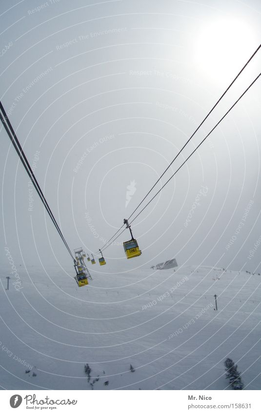 schwerelos Winter Seilbahn gelb Schweben Nebel Berge u. Gebirge Verkehrsmittel Personenverkehr Skigebiet Luftverkehr Drahtseil Schnee Gondellift