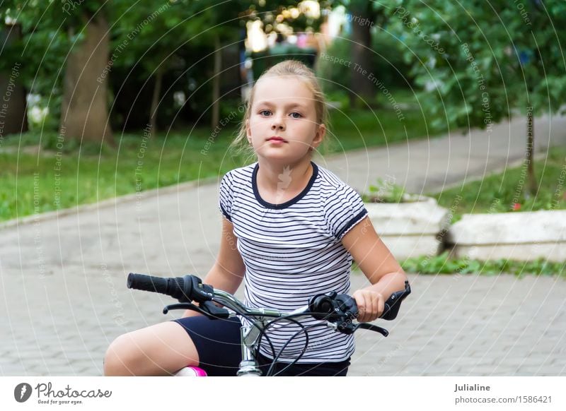 Nettes Mädchen, das Fahrrad im Sommer fährt Kind Schulkind Frau Erwachsene Kindheit 8-13 Jahre Herbst blond fahren weiß Rolle Schlittschuhe sechs 7 acht