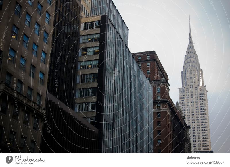 Ein Blick auf Gebäude in New York City mit dem Chrysler Building im Hintergrund. Himmel Stadt Hauptstadt Stadtzentrum bevölkert überbevölkert Haus Hochhaus