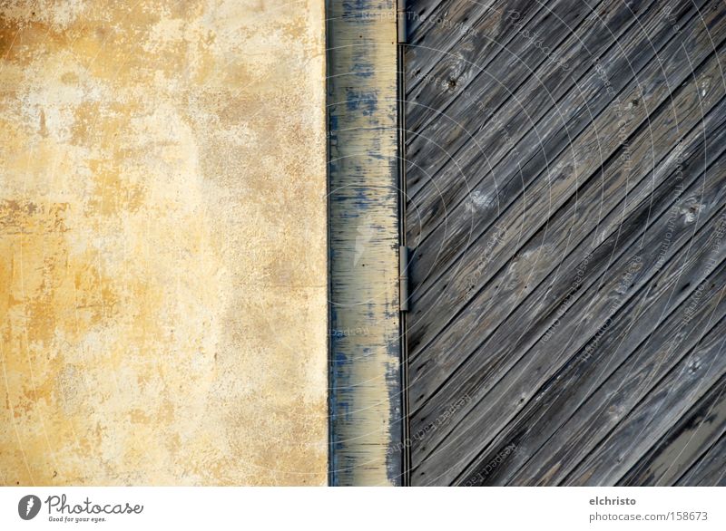 Die Mischung macht's Holz Tür Stein Wand Übergang Kontrast Holzbrett diagonal mediterran Scharnier gelb scheckig getupft alt Detailaufnahme verfallen Neigung