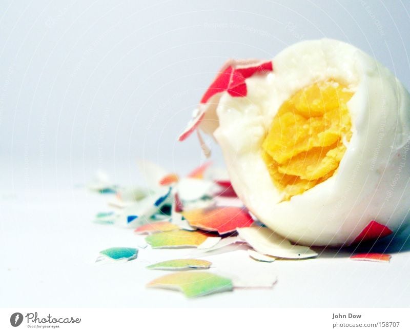Ostern kann kommen! mehrfarbig Studioaufnahme Detailaufnahme Makroaufnahme Textfreiraum links Kunstlicht Ernährung Fasten genießen kaputt gelb weiß Feiertag