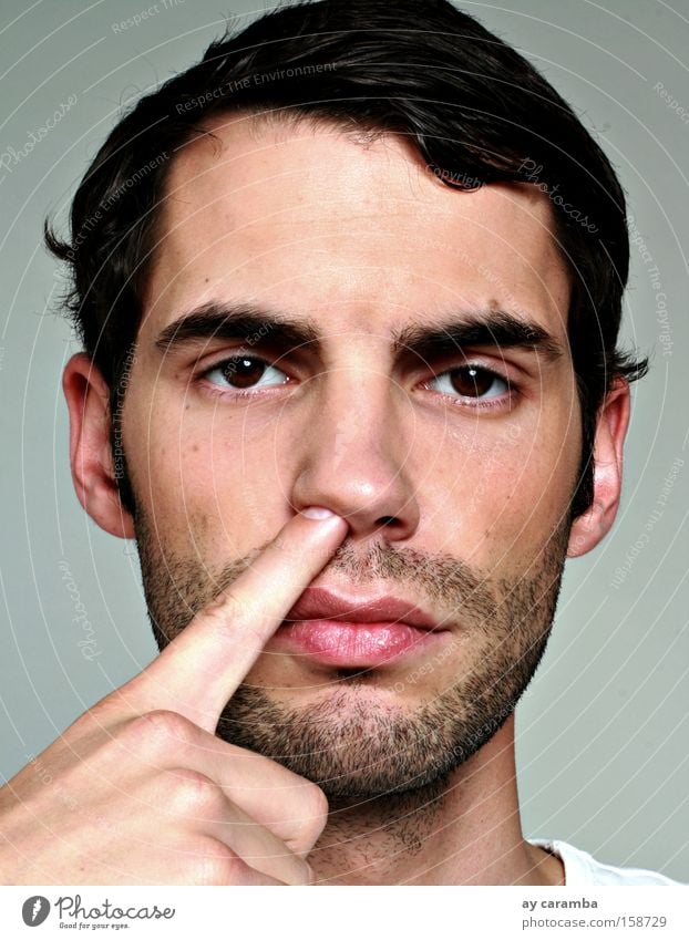 biometrisch Biometrie Mann Gesicht Nase bohren Finger Schupfnudeln Fingerfood Bart braunes Auge brünett ernst grau Konzentration Kunst Kultur Porträt