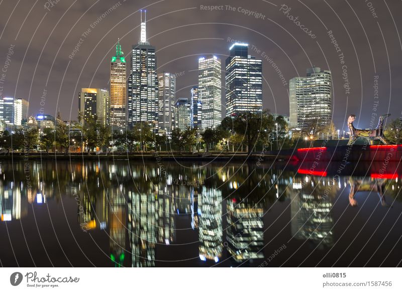 Blick auf die Skyline von Melbourne über den Yarra River Ferien & Urlaub & Reisen Tourismus Fluss Yarra Fluss Australien Stadt Stadtzentrum Hochhaus Brücke