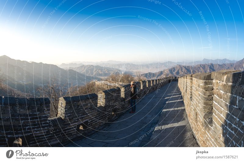 Ausblick auf der Chinesischen Mauer Ferien & Urlaub & Reisen Tourismus Abenteuer Ferne Freiheit Expedition Mensch feminin Junge Frau Jugendliche 1 18-30 Jahre