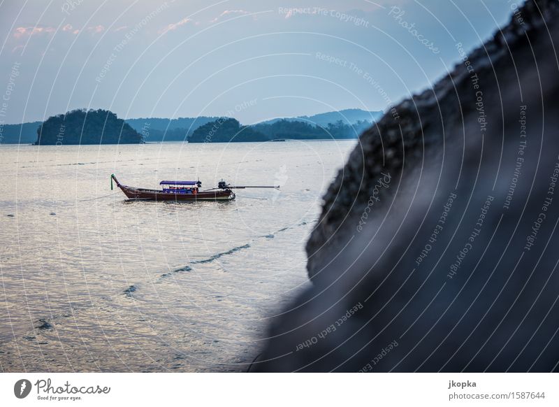 Thai-Boot in der Buch von Ao Nang, Andamensee Ferien & Urlaub & Reisen Ausflug Abenteuer Meer Insel Wellen Wasser Himmel Küste Seeufer Bucht Andamanensee