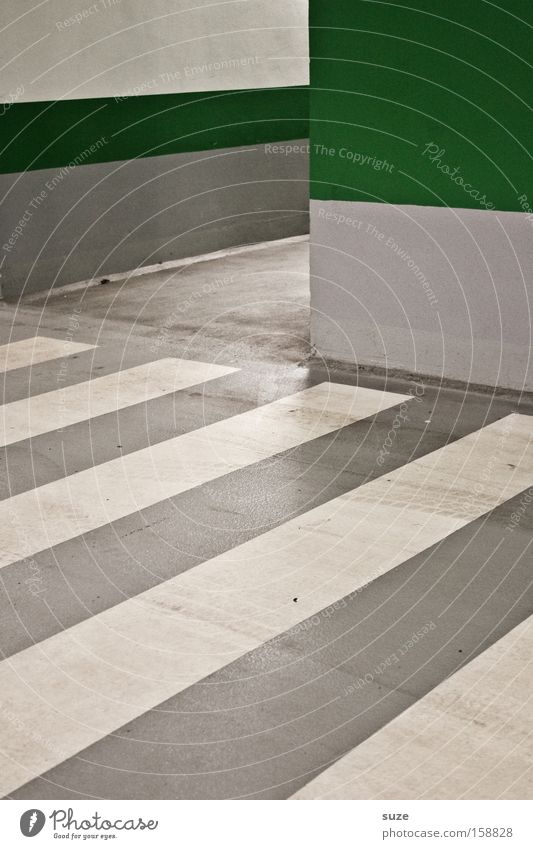 Durchgang Parkhaus Verkehr Verkehrswege Straße Wege & Pfade Beton Schilder & Markierungen Streifen dreckig einfach grau grün weiß Asphalt Fußweg Übergang