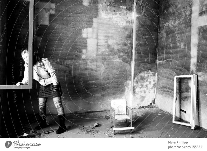 Gemälde in Schwarz - Weiß Schwarzweißfoto Fenster Stuhl Fabrik alt skurril Frau kaputt Bild Wand ausgebleicht Einsamkeit verfallen Rahmen
