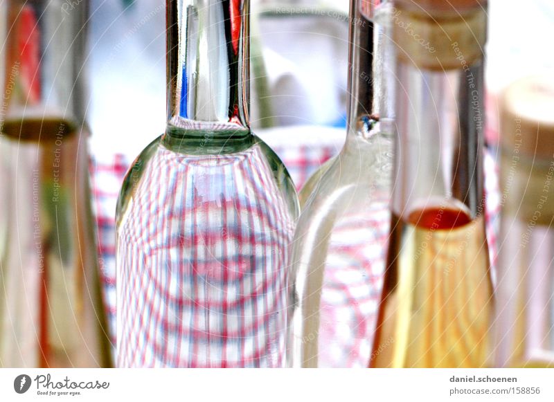 Schnäpschen ?? Flasche Glas Spirituosen Alkohol durchsichtig deutlich selbstgebrannter Glasflasche Flaschenhals Detailaufnahme Anschnitt Bildausschnitt