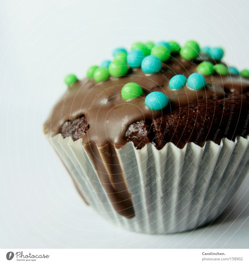 Kugelmuffin Kuchen Schokolade Papier lecker blau grün weiß Muffin Zucker Perle Sandspielzeug Backwaren Studioaufnahme Schokoladenkuchen