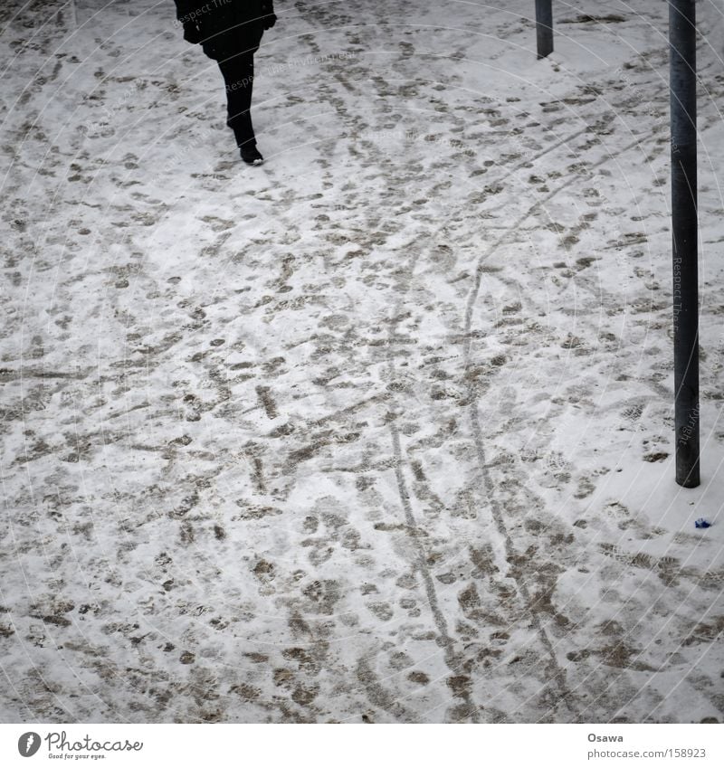 ' | Schneematsch Glätte kalt nass grau Fußgänger Fußspur Tor dumm Torwart Bürgersteig Winter Winterdienst Schneeregen ungemütloch