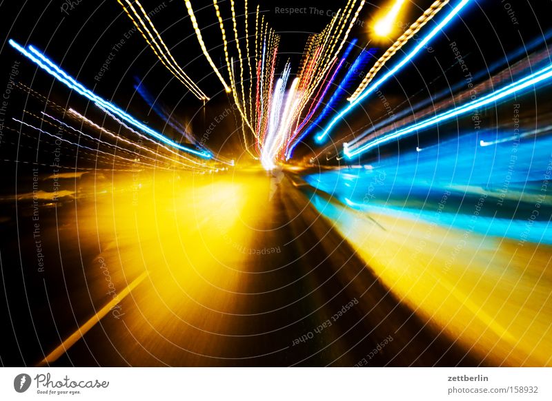 Weltpremiere Licht Zoomeffekt Geschwindigkeit Zentralperspektive Straße Verkehr Reaktionen u. Effekte Sportveranstaltung Konkurrenz obskur warp 9 hydrophob