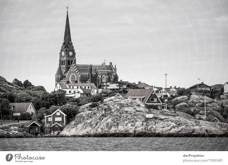 Kirche mit Stadt auf einer Schäreninsel in Schweden Panorama (Aussicht) Starke Tiefenschärfe Reflexion & Spiegelung Kontrast Licht Tag Textfreiraum rechts