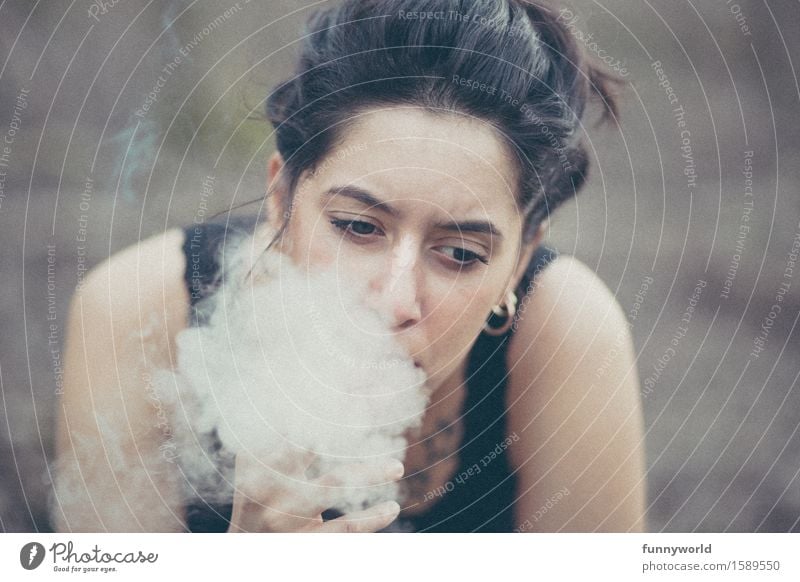 her Smoke feminin Junge Frau Jugendliche 18-30 Jahre Erwachsene Rauchen Gefühle Traurigkeit Sorge Schmerz Enttäuschung Ärger Verbitterung Zigarette