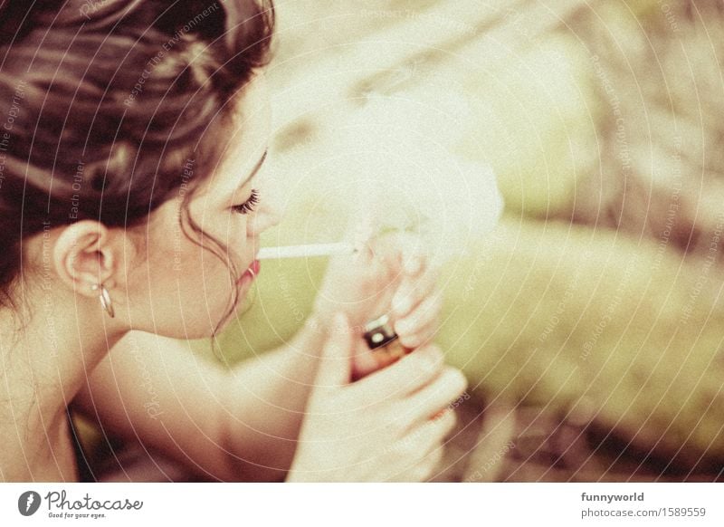 Addicted feminin Junge Frau Jugendliche Erwachsene 18-30 Jahre Rauchen Abhängigkeit schwarzhaarig brünett Locken Ohrringe rebellisch Zigarette Feuerzeug