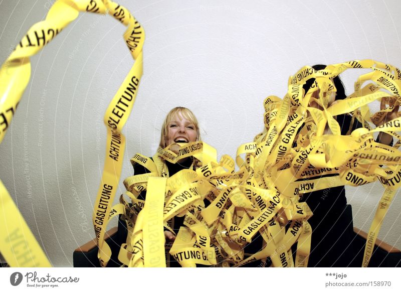 gas panic? [weimar 09] Freude Luftschlangen gelb werfen chaotisch Frau Gas Gasleitung durcheinander Barriere Vorsicht Karneval Warnhinweis Warnschild