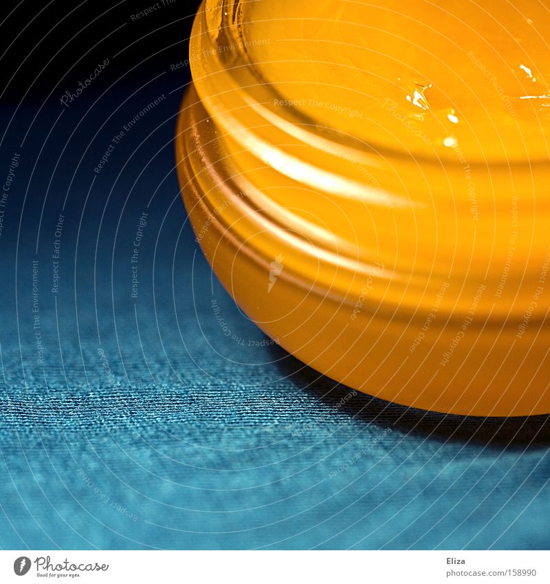 Nahaufnahme einer Cremedose mit einer orangenen Creme darin gold Dose Plastikdose türkis glänzend Drehgewinde schön ästhetisch Makroaufnahme gelb Gesichtspflege