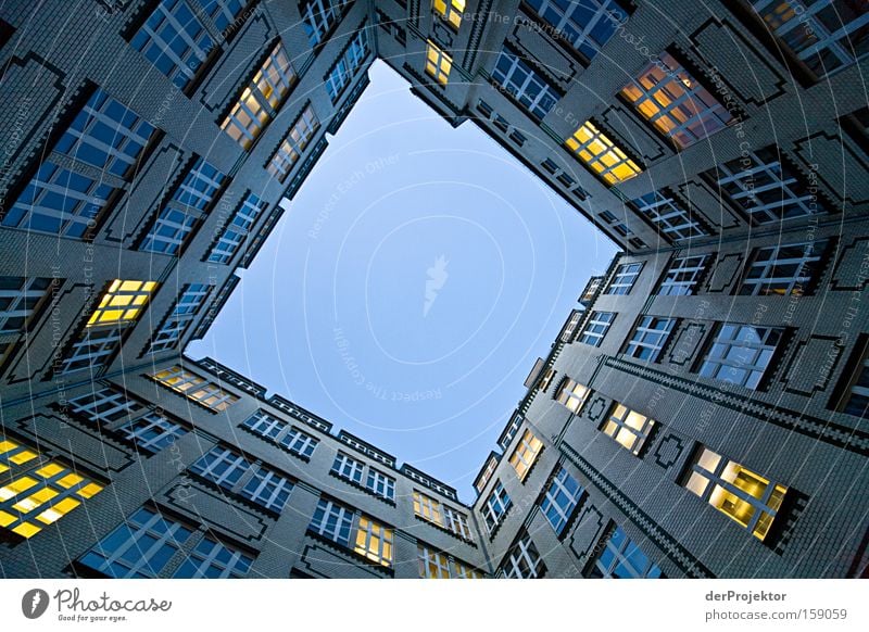 Blauer Himmel und künstliche Sonnen der Arbeit Arbeit & Erwerbstätigkeit Berlin Hinterhof Fenster Froschperspektive gelb blau erdrückend Architektur Business