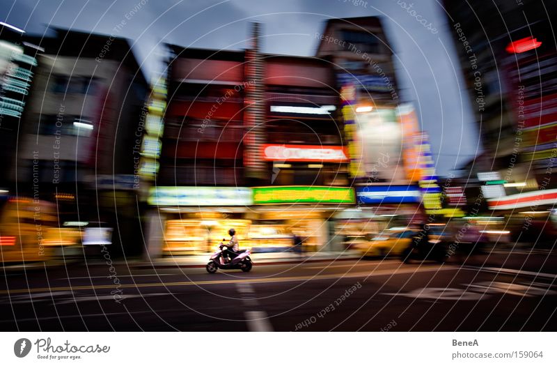 Moped Lampe Nachtleben Verkehr Verkehrswege Straße Kleinmotorrad Werbung Taipeh Asien Taiwan Fahrer 1 Person Mobilität Bewegung Bewegungsunschärfe