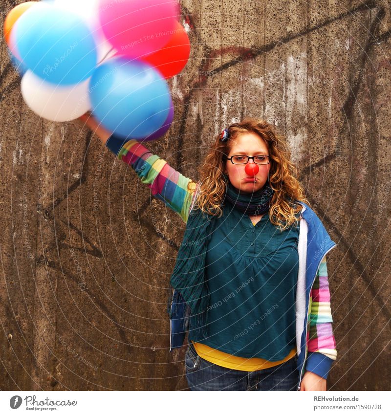 Frau als Clow verkleidet hält Luftballons Mensch feminin Junger Mann Jugendliche 1 18-30 Jahre Erwachsene Pullover Locken stehen authentisch außergewöhnlich