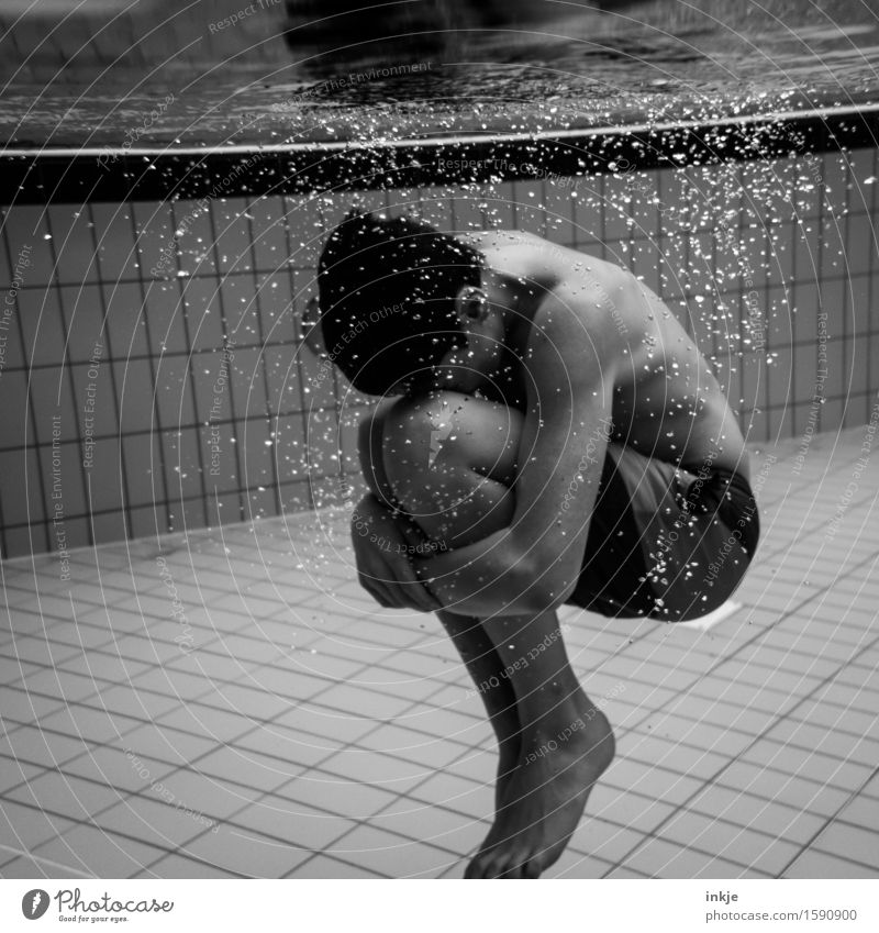 Hocke Sinnesorgane ruhig Schwimmbad Schwimmen & Baden Junge Junger Mann Jugendliche Kindheit Leben Körper 1 Mensch 13-18 Jahre 18-30 Jahre Erwachsene Luftblase