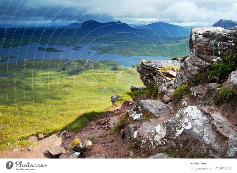 wolkig bis heiter Landschaft Schönes Wetter schlechtes Wetter Wiese Berge u. Gebirge Gipfel See Schottland Highlands Felsen bedrohlich dunkel gigantisch