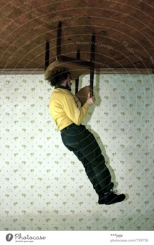 einfach mal abhängen. [weimar 09] Stuhl Mann Decke Tapete gedreht Am Rand Aktion Kopfstand Zirkus Artist Illusion Extremsport Spielen Geschwindigkeit 180° view7