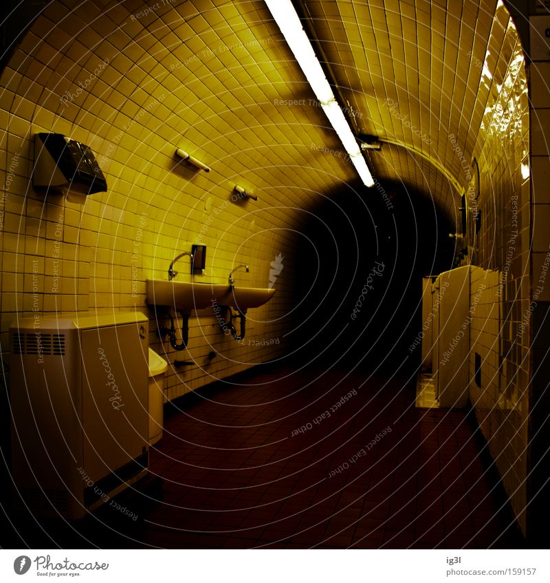 am Ende des Regenbogens Öffentlicher Dienst Tunnel gefährlich Badezimmeratmosphäre Duschkabinenmarke öffentliche Toilette WC Lichtgestaltung dunkles Ende