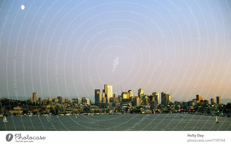 Schlaflos in Seattle Skyline Hochhaus Stadt Mond Sonnenuntergang Meer Segelschiff Aussicht Himmel Verlauf Dämmerung Amerika USA Schönes Wetter