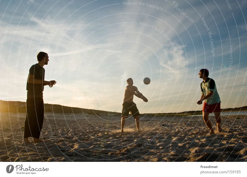 Defence Silhouette Sand Ball Sonne Gegenlicht Jugendliche Coolness Wärme sportlich Spielen Sonnenuntergang Volleyball springen Mann Barfuß Spannung Sport Sommer