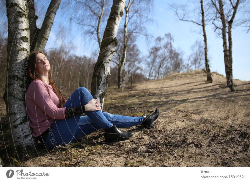 . feminin 1 Mensch Landschaft Sand Schönes Wetter Baum Birke Birkenwald Wald T-Shirt Jeanshose brünett langhaarig sitzen natürlich schön Zufriedenheit