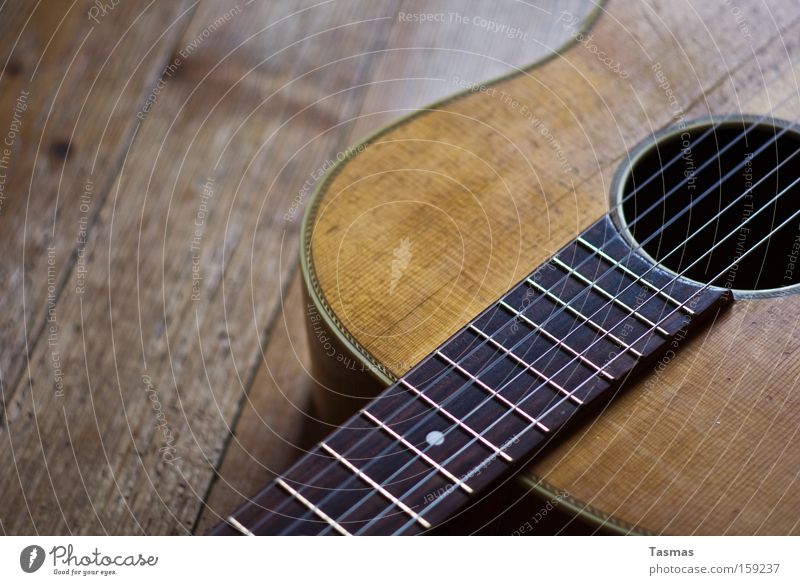 Gleich und gleich... Holz Bodenbelag Gitarre Musikinstrument Saite zupfen alt Riss Makroaufnahme Nahaufnahme Vergänglichkeit anschlagen spuren der Zeit