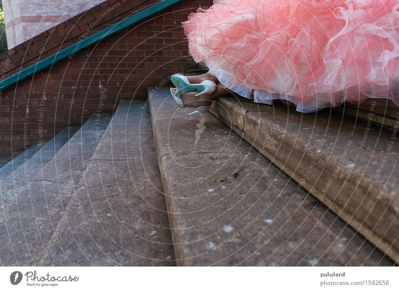 das Kleid Lifestyle elegant Stil Design feminin Junge Frau Jugendliche 1 Mensch Mode Bekleidung Rock Schuhe Damenschuhe eitel Schuhabsatz rosa Treppe