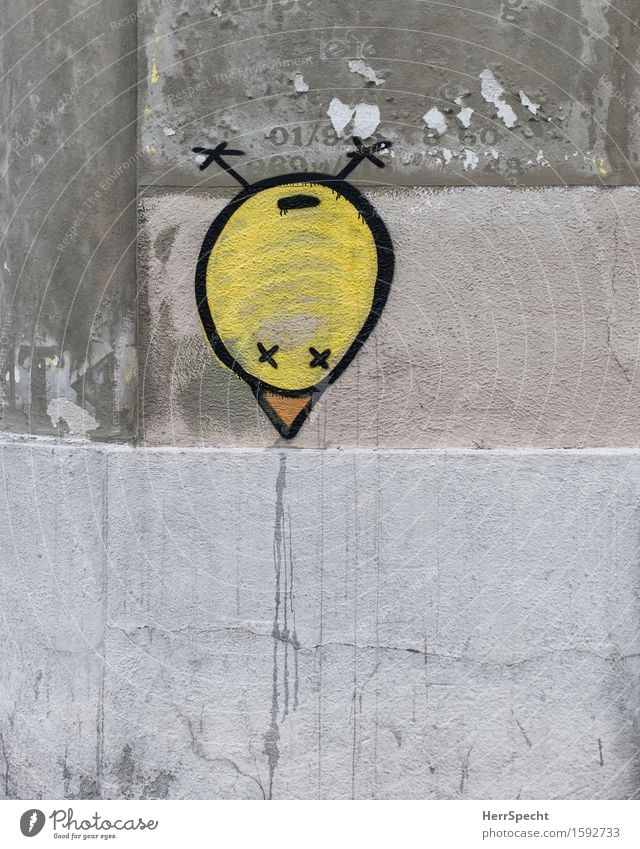 Seltsamer Vogel Mauer Wand Graffiti lustig rund trashig Stadt gelb grau Straßenkunst Küken spucken Schnabel kopfvoran Kunst seltsam außergewöhnlich Subkultur