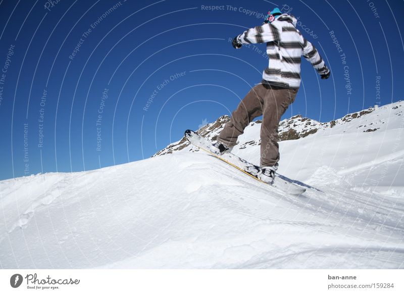 Auf dem Sprung Snowboard Winter Schnee springen Aktion blau Himmel fliegen Sport Spielen Wintersport Streifenpullover Abheben Snowboarding Snowboarder 1