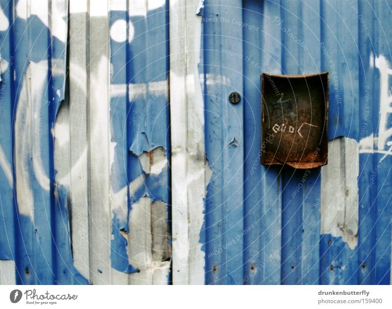 heute keine post Briefkasten Eisen Rost kaputt Garage alt Vergangenheit abblättern blau braun grau verfallen Tor Metall Farbe Burg oder Schloss