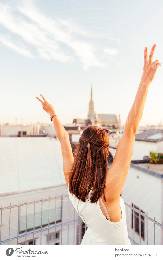 Vienna calling Reichtum Freude Sommer Wohnung Erfolg Mensch Frau Erwachsene Hand Hauptstadt Stadtzentrum Dom Sehenswürdigkeit hoch oben reich Abenddämmerung