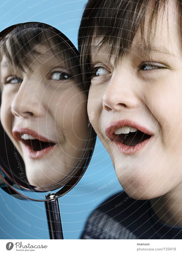 Spaßvogel Jugendliche Kind Junge Freude Reflexion & Spiegelung Porträt Grimasse Witz Unbekümmertheit Glück lachen